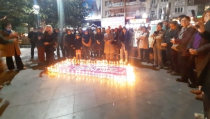 Depremde yaşamını yitirenler kadınlar anısına mumlar yakıldı