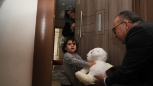 Komisyon üyeleri depremzede aileleri ziyaret etti