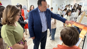 75 çocukğun eserlerinin yer aldığı çini serği açıldı