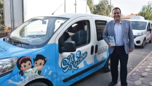 Akhisar belediyesinin çocuklara süt dağıtımı sürüyor