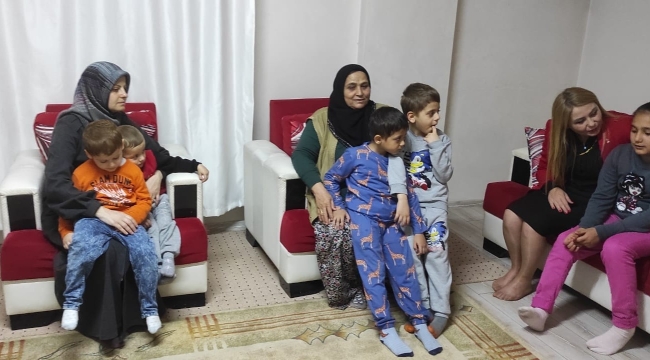 AKP'li kadın yöneticilerinin ev ziyaretleri sürüyor