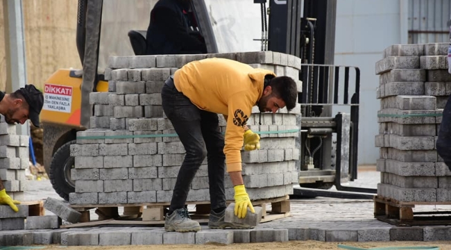 Alaşehir'de kilit parke taş döşemesi sürüyor