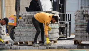 Alaşehir'de kilit parke taş döşemesi sürüyor