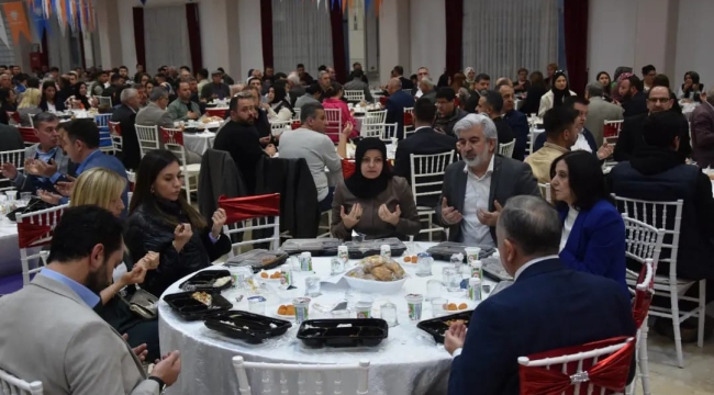 Başkan Hızlı,iftara katıldı,seçim standını ziyaret etti