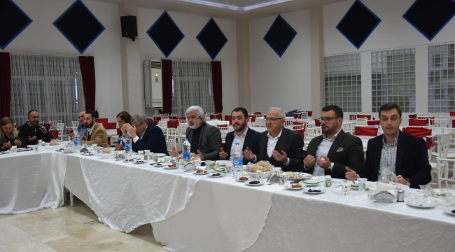 Başkan Hızlı Yunusemre'de iftara katıldı