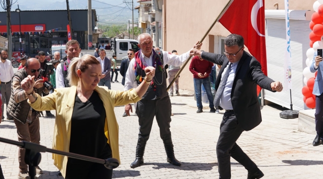 Başkan Öküzcüoğlu açılışta harmandalı oynadı