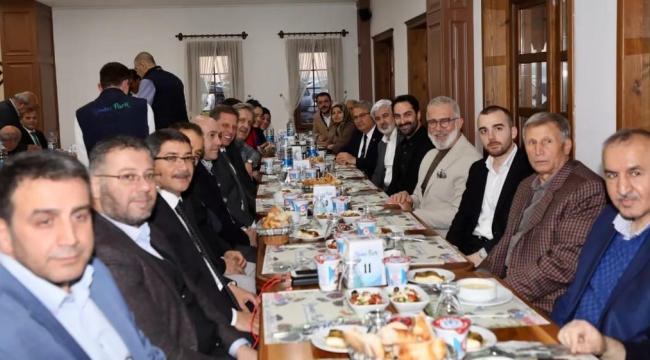 Belediye başkanlarının iftarı siyasetcileri bir araya getirdi