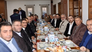 Belediye başkanlarının iftarı siyasetcileri bir araya getirdi
