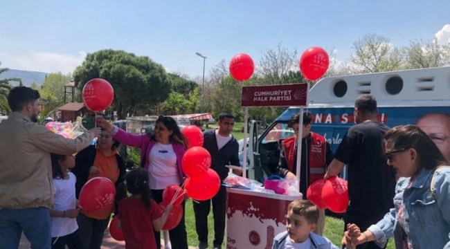 CHP geçlik kolları çocuklara 'sana söz'yazılı balon dağıttı