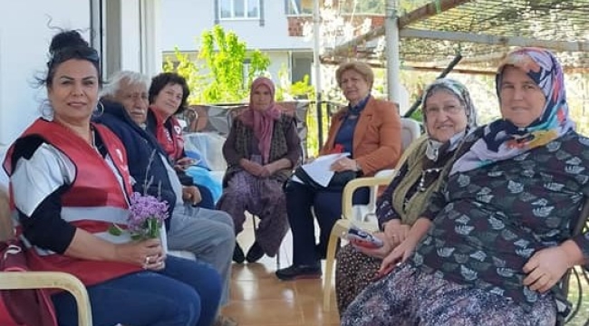 CHP'li kadınlara aile sigortasını yararlarını anlatıyor