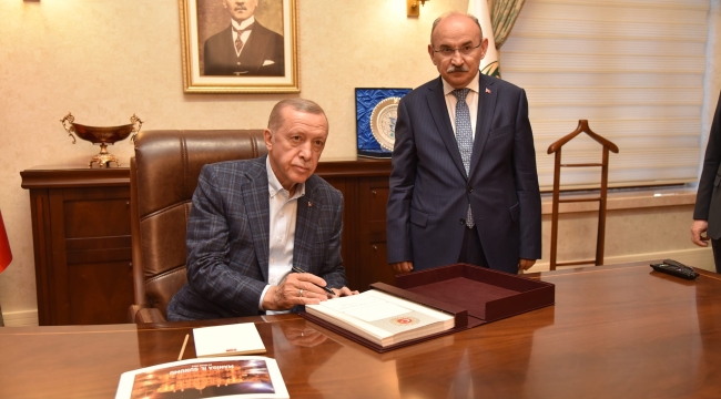 Cumhurbaşkanı şeref defterini imzaladı