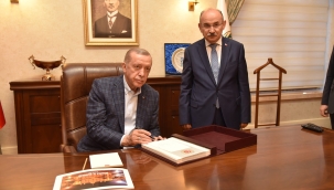 Cumhurbaşkanı şeref defterini imzaladı