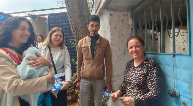 Kucağında çocuğuyla mahalle mahalle gezerek CHP'ye oy istedi