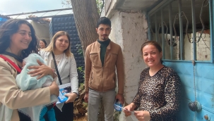 Kucağında çocuğuyla mahalle mahalle gezerek CHP'ye oy istedi