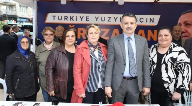 Pakdemirli AKP standını ziyaret etti