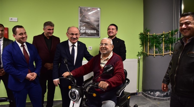 Vali Karadeniz depremzedenin yüzünü güldürdü