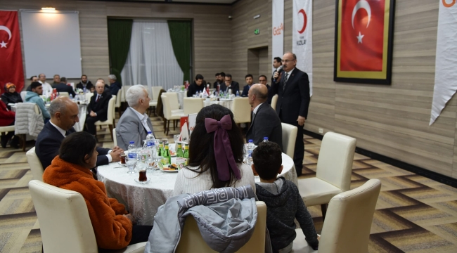 Vali Karadeniz yetim çocukları sevindirdi