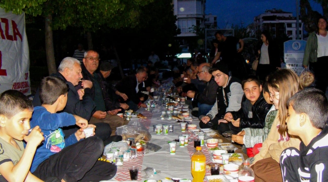 Vatandaşlar''ekmeğini böl sofranı paylaş"CHP iftarında buluştu