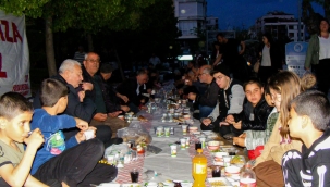 Vatandaşlar''ekmeğini böl sofranı paylaş"CHP iftarında buluştu
