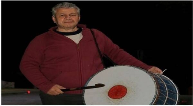 Vatandaşları davulcu muhtar uyandıryor