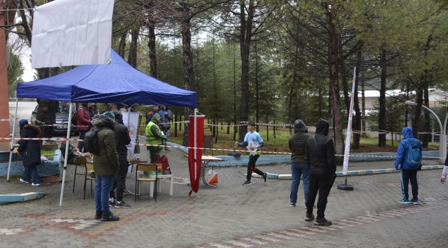 Yağmur sporculara zor anlar yaşattı