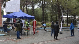 Yağmur sporculara zor anlar yaşattı