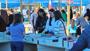 Akhisar belediyesi kitap ve edebiyat fuarı açıldı