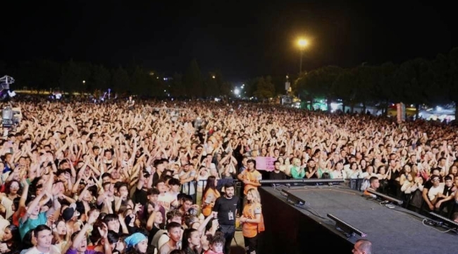 Akhisarlılar Ziynet Sali'yla çoştu