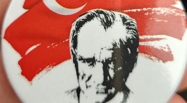 AKP itiraz etti, Atatürk rozeti ve Türk Bayrağı 'na yasak geldi