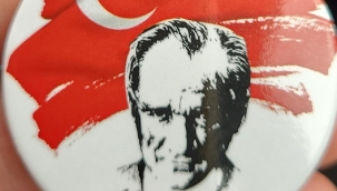 AKP itiraz etti, Atatürk rozeti ve Türk Bayrağı 'na yasak geldi