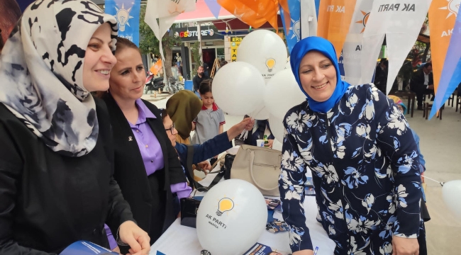 AKP'li yöneticiler seçim standında vatandaşla bulutu
