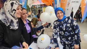 AKP'li yöneticiler seçim standında vatandaşla bulutu