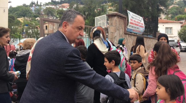 Balaban çoçuklara süt dağıttı