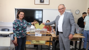 Başkan Akın eşiyle oy kullandı