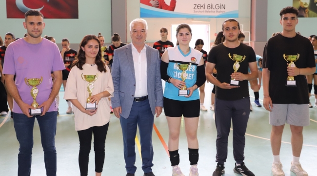 Başkan Bilgin başarılı sporcuları ödüllendirdi