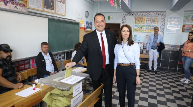 Başkan Dutlu ve eşi oyunu kullandı