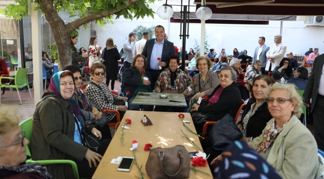 Başkan Dutlulu anneler gününde karanfil dağıttı