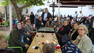 Başkan Dutlulu anneler gününde karanfil dağıttı