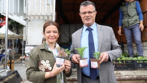Başkan eşiyle annelerin gününü çiçek dağıtarak kutladı