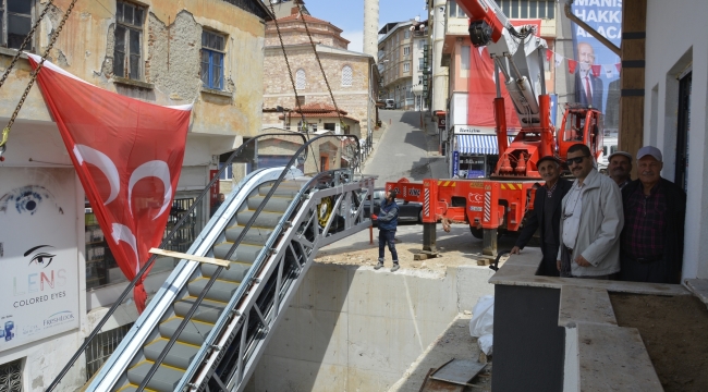 Demirci'de pazar yerine yürüyen merdiven