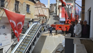 Demirci'de pazar yerine yürüyen merdiven