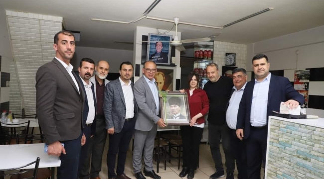 Esnaflara Atatürk fotoğrafı hediye etti