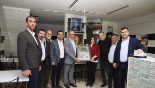 Esnaflara Atatürk fotoğrafı hediye etti