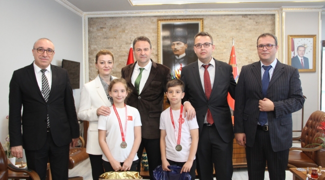 Müdür Gezer,birinileri ödüllendirdi