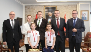 Müdür Gezer,birinileri ödüllendirdi