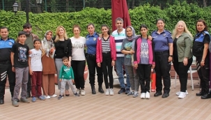 Polis eşleri derneği başkanı Gezer,depremzedelerle buluştu