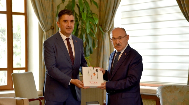 Vali Karadeniz'e Türk mutfağı Kitabı hediye edildi