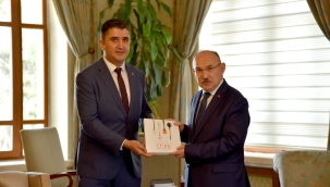 Vali Karadeniz'e Türk mutfağı Kitabı hediye edildi