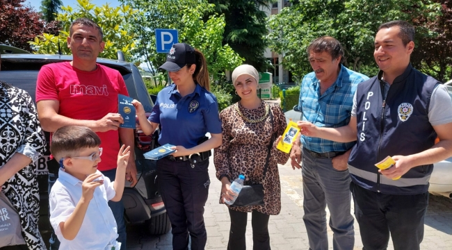 Ailelere ve öğrencilere broşür dağıtıldı