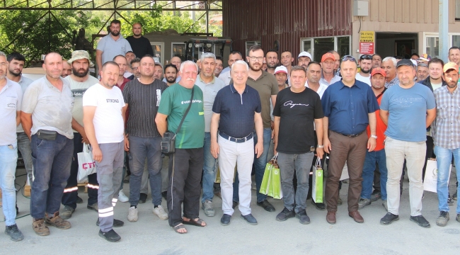 Başkan bayramlaştı,personele çikolata dağıttı